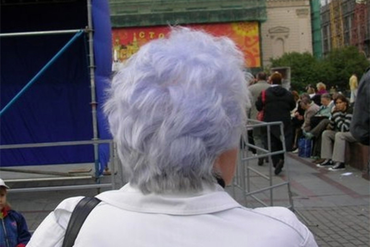 Красивая баба с крашенными волосами и с толстой задницей села партнеру на лицо