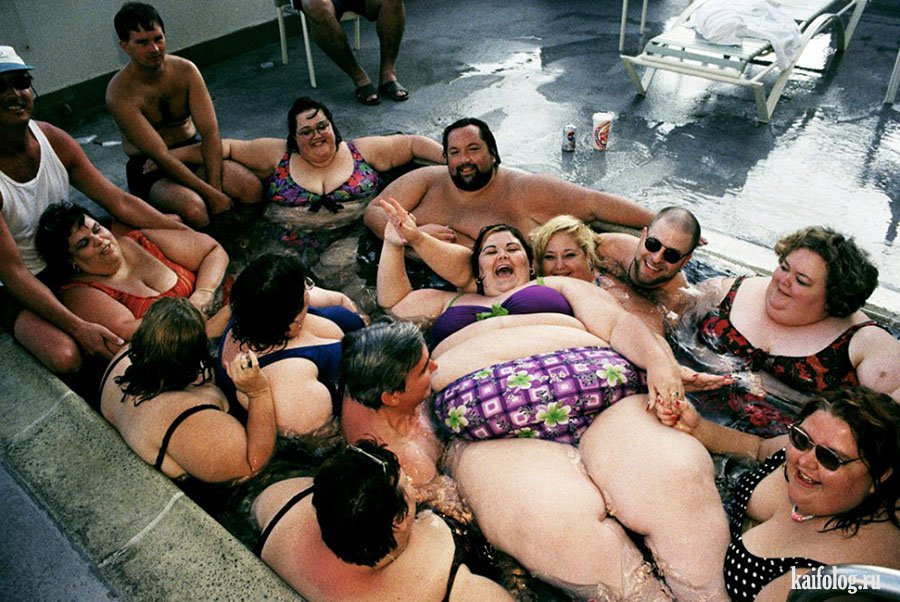 Голые толстушки в бассейне 31 фото