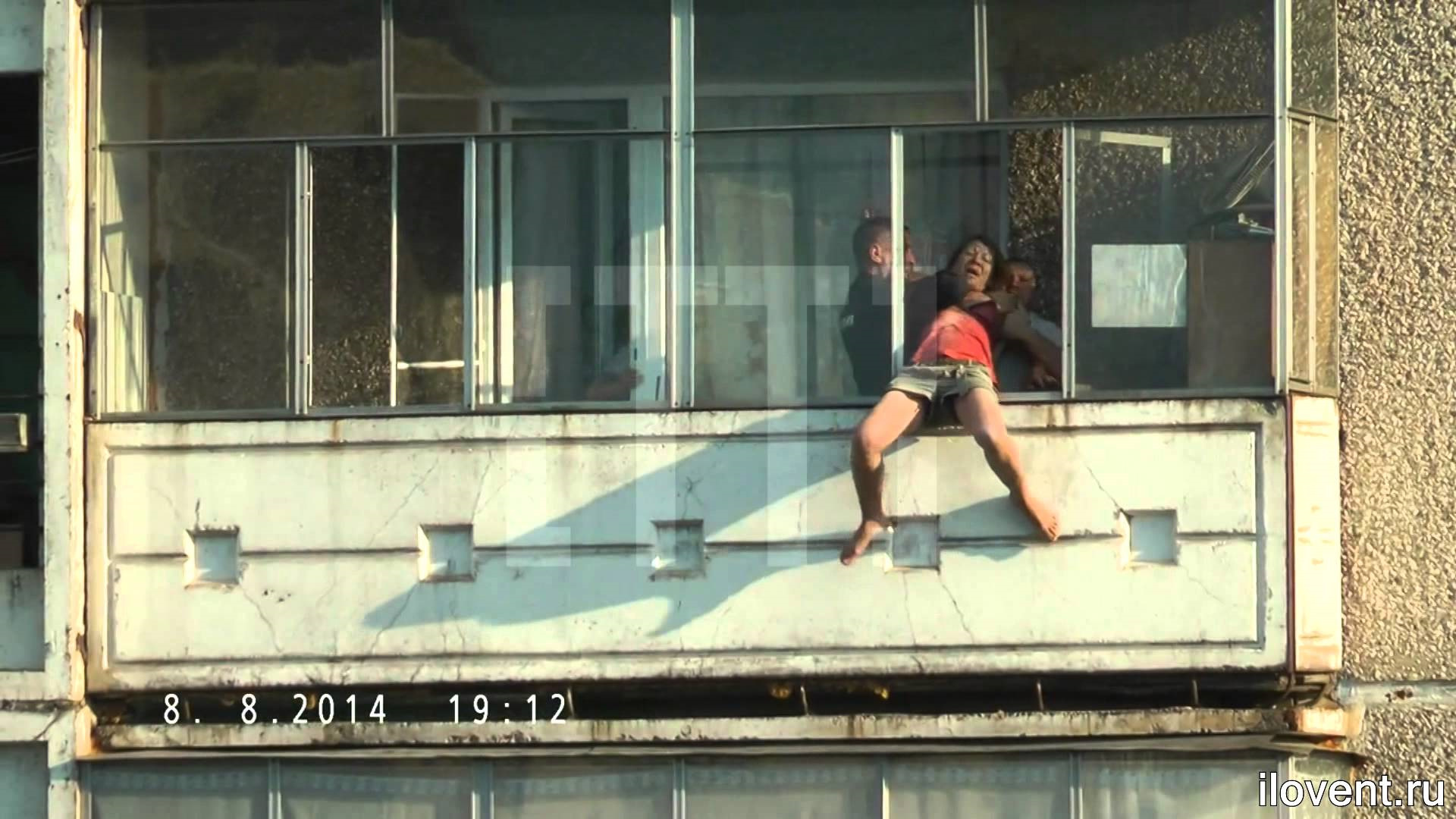 Сексуальная соседка сосёт хуй в джакузи на балконе