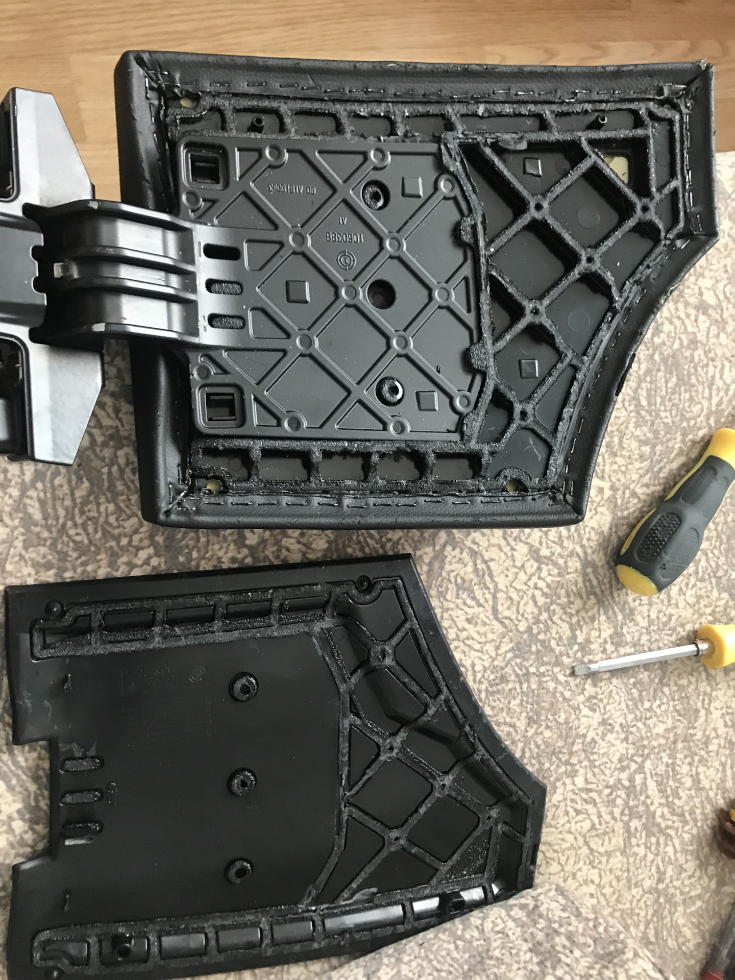 Как разобрать крышку подлокотника? — BMW 5 series (E60), 2,5 л, 2006 ...