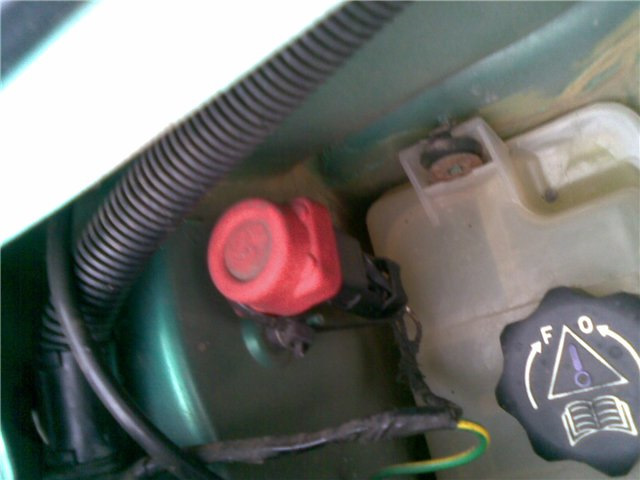 Отключение топливного. Рено Логан 2 аварийная кнопка бензонасоса. Кнопка аварийного отключения топливного насоса Пежо 406. Кнопка аварийного выключения бензонасоса Fiat Ducato. Мазда 3 2008 года аварийный выключатель топлива.