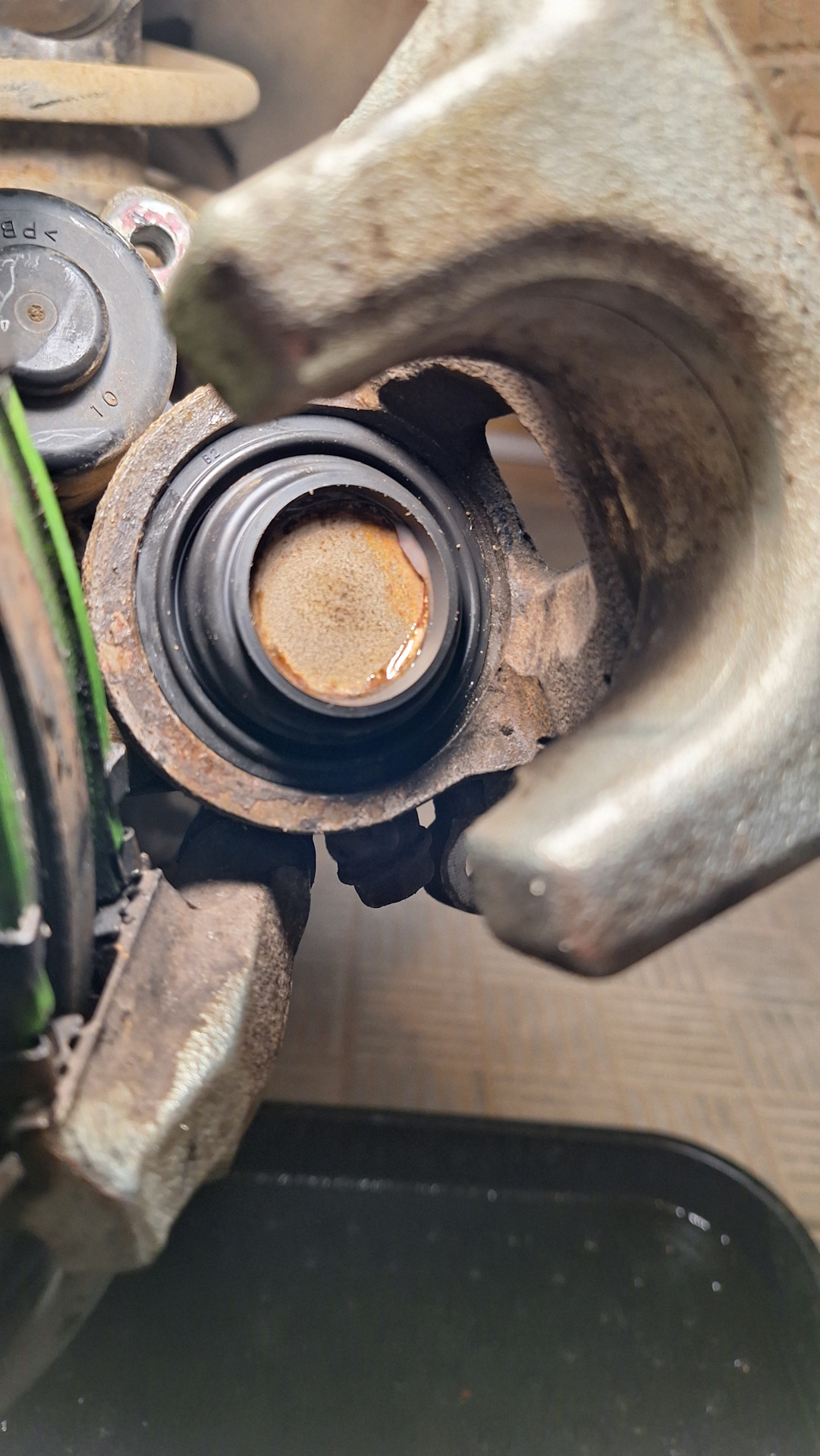 Замена пыльника цилиндра заднего тормозного суппорта с эл.ручником ...