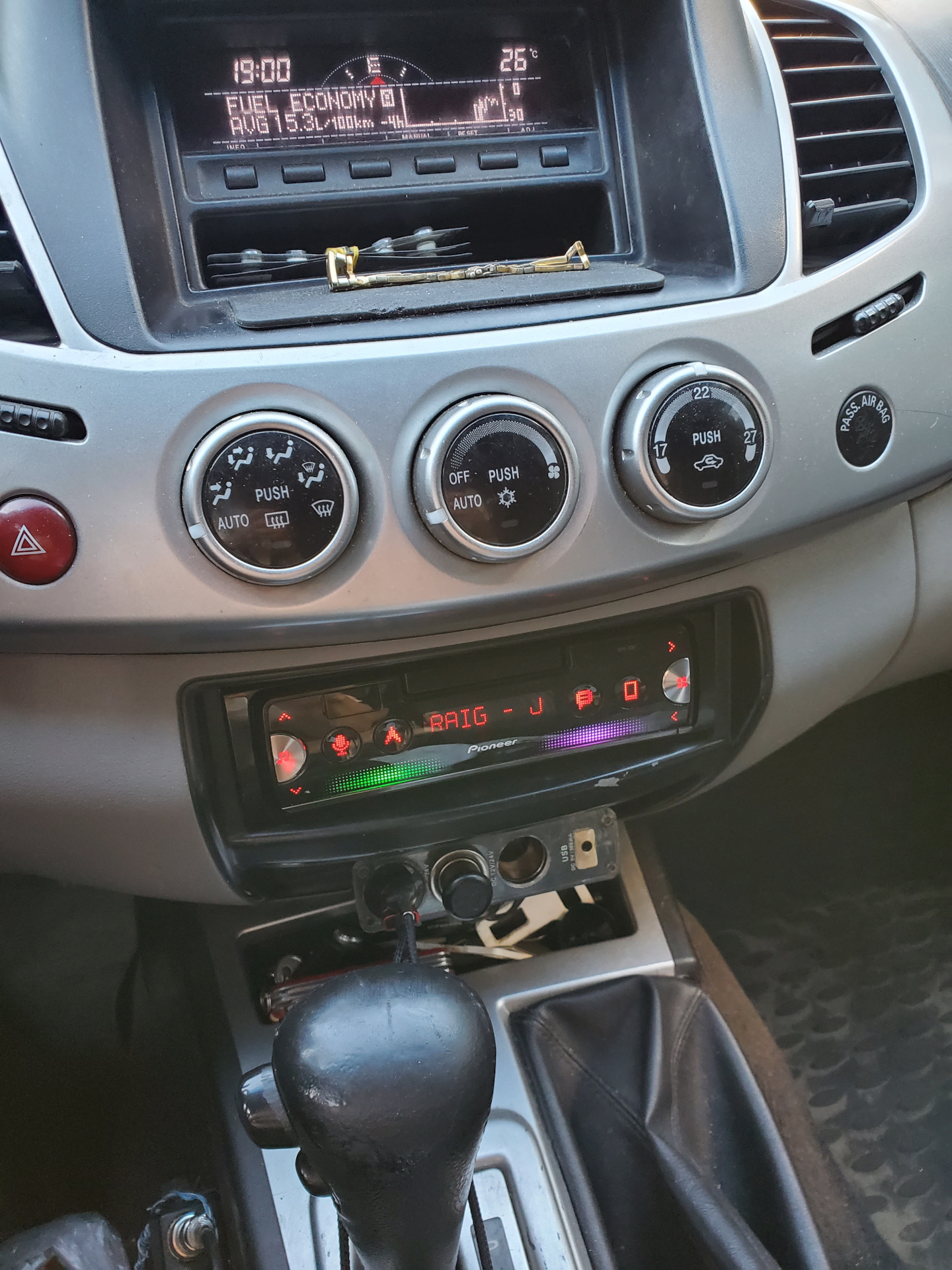 AUX в штатную магнитолу Л200 — Mitsubishi L200 (4G), 2,5 л, 2014 года ...