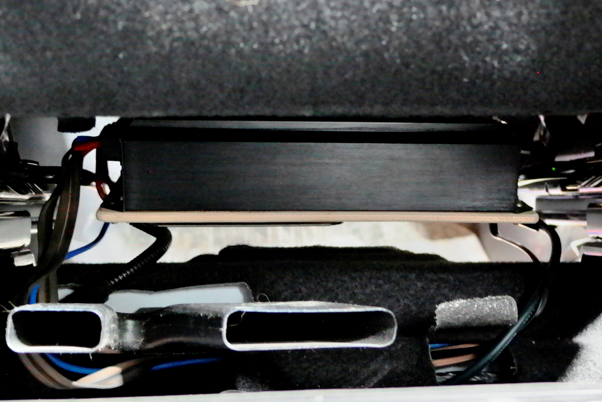 усилитель bmw g30 штатное место.