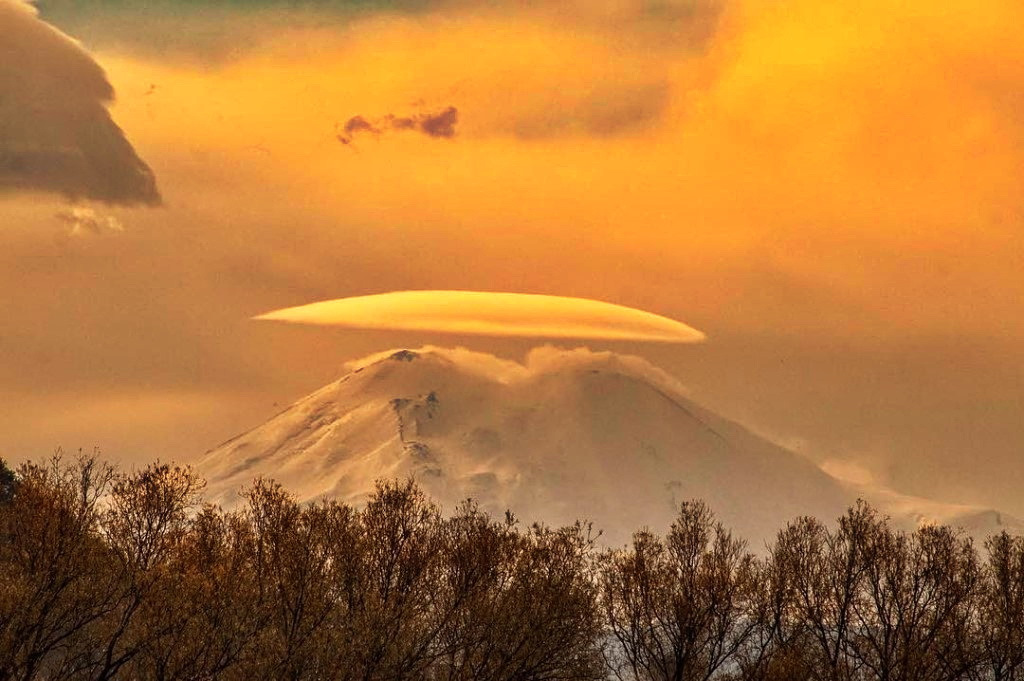 Лентикулярные облака на камчатке фото