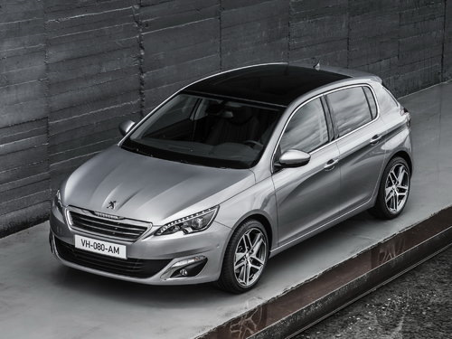 Новый хэтчбек Peugeot 308 сразу подключился к розетке — ДРАЙВ