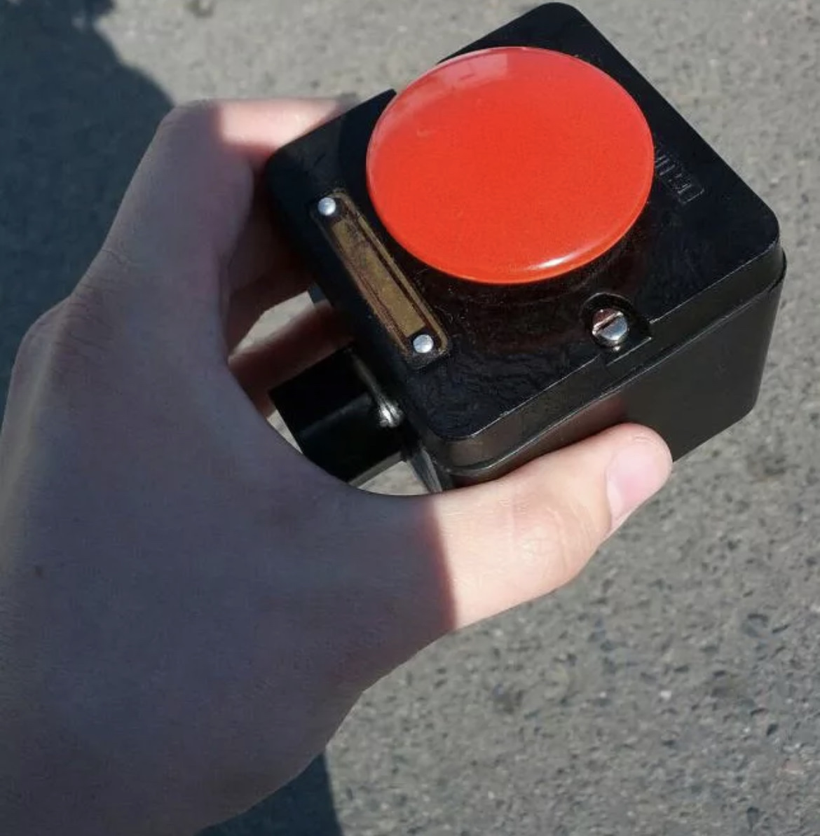 Зачем красная кнопка. Красная кнопка вспышка godoxtt750c. Красная кнопка с крышкой. Ядерная кнопка. Выключатель с красной кнопкой.