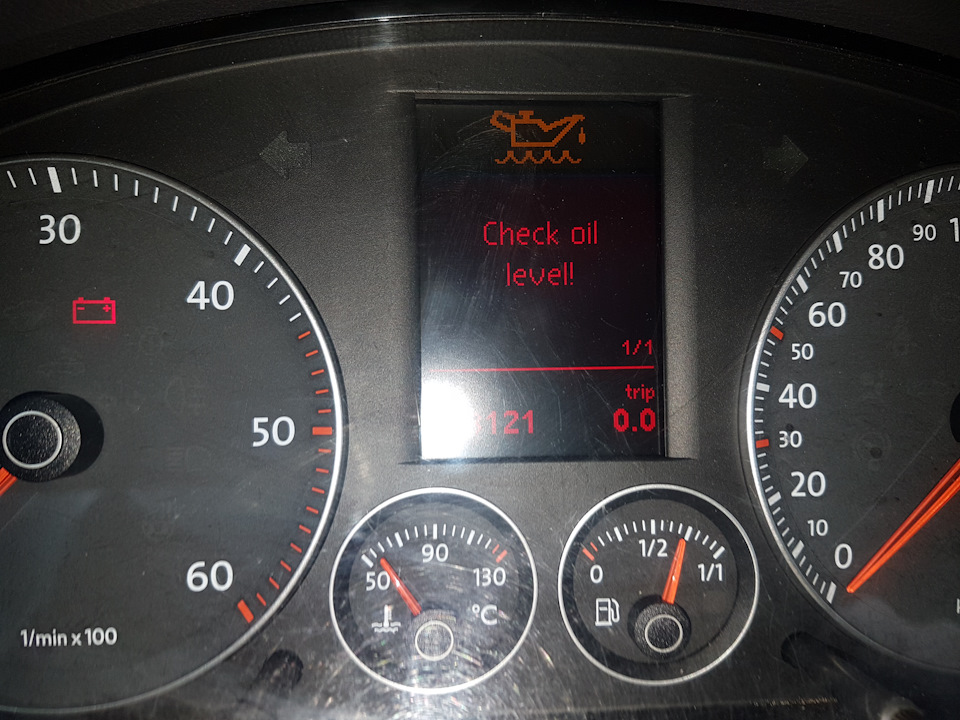Температура масла туарег. Лампа давления масла Туарег 2.5 2007 год. Индикатор давления масла Volkswagen Touareg 2008 год. Туарег 2.5 дизель дисплей показания. Volkswagen Passat cc 2009 индикатор желтая лампочка.