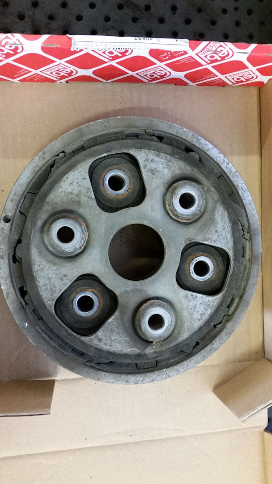 Муфта кардана фольксваген тигуан. Передняя муфта кардана тигуан. Эластичная муфта тигуан 2. Gav01-008 муфта кардана. Муфта карданного вала тигуан.