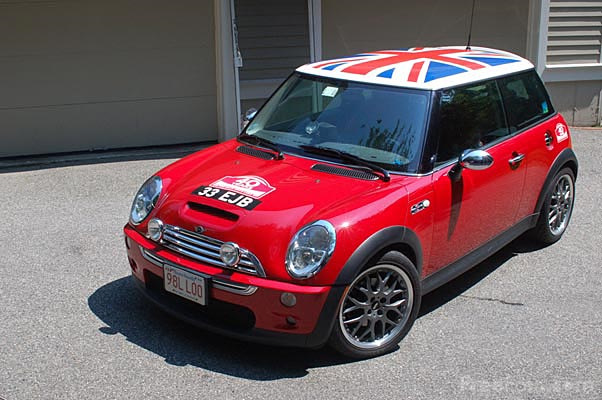 Мини красная. Британский мини Купер. Мини Купер с британским флагом. Флаг Mini Cooper. Mini Cooper s британский флаг.