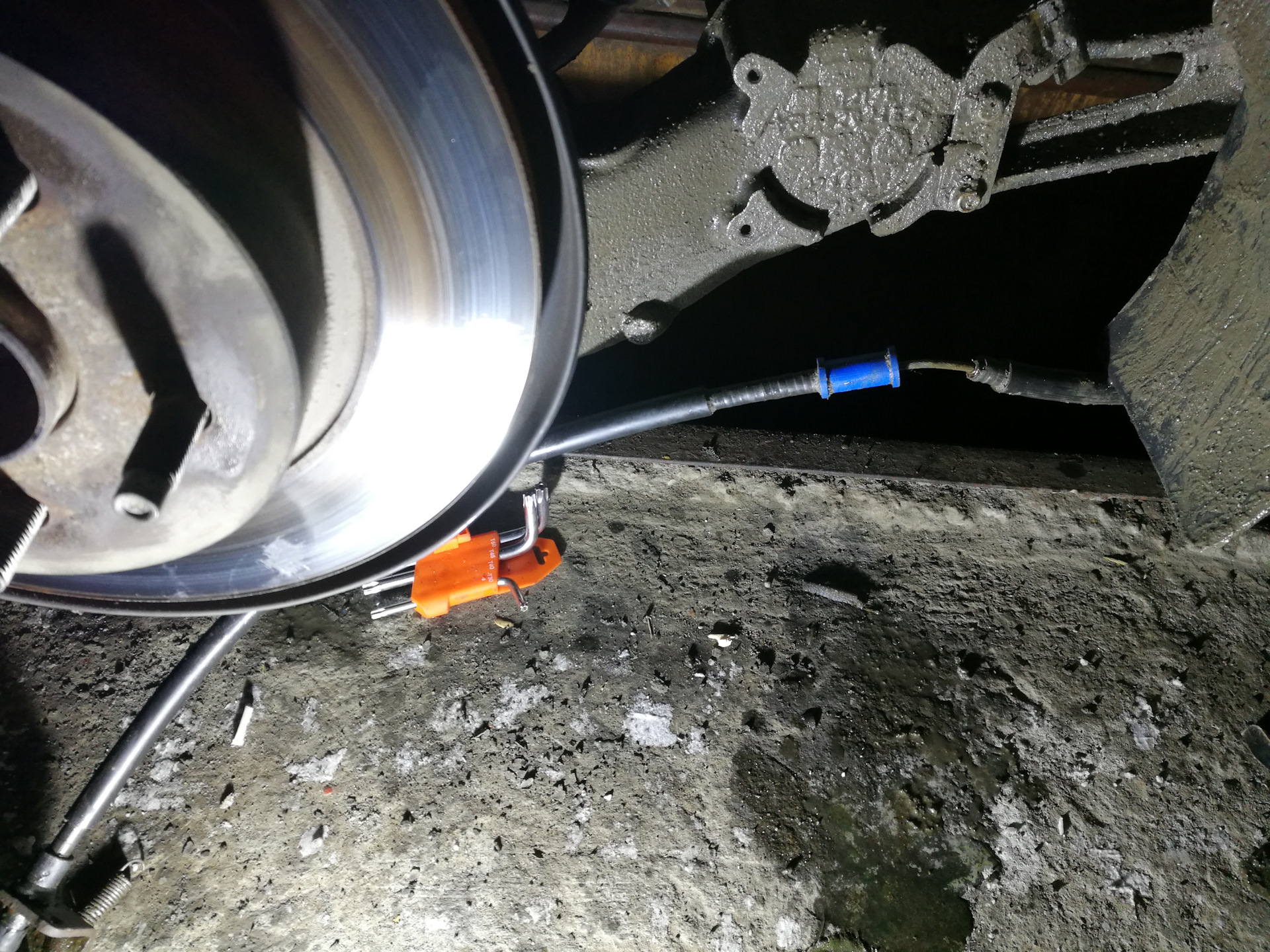 Ручник не отпускает ! — Opel Astra J, 1,6 л, 2010 года | поломка | DRIVE2