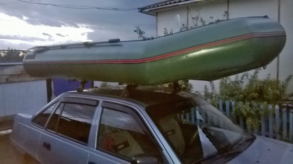 Лодка пвх на крыше автомобиля. Лодка ПВХ на крыше автомобиля ВАЗ 2107. Лодка ПВХ на крыше ВАЗ 2110. Лодка ПВХ 380 на крыше Нивы. Крыша на лодку ПВХ.
