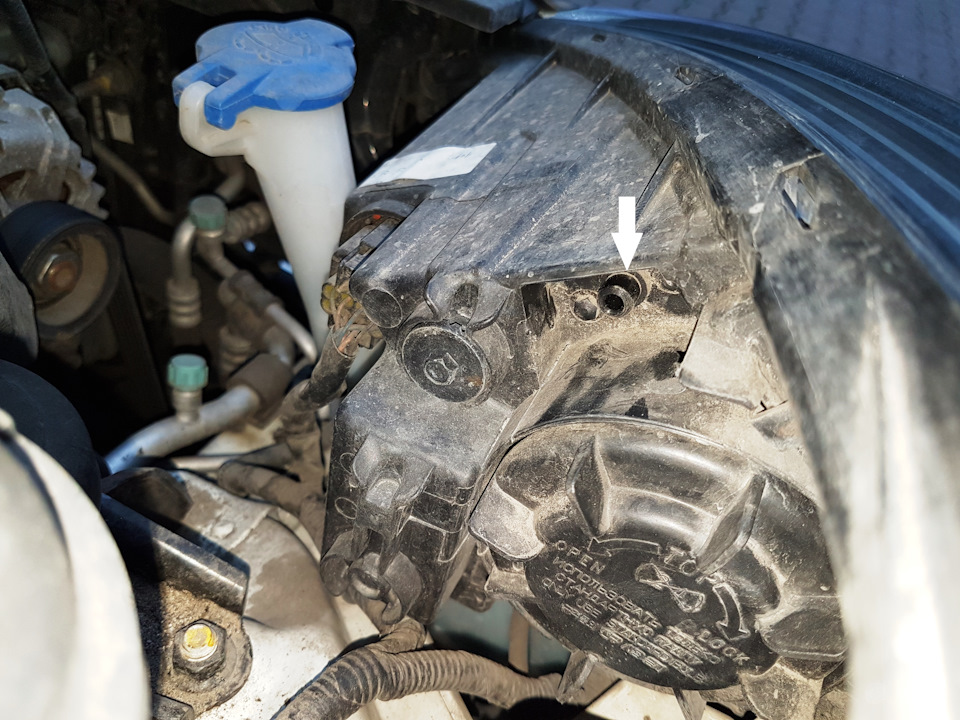 Запотевает передняя фара — Hyundai Solaris, 1,4 л, 2013 года ...