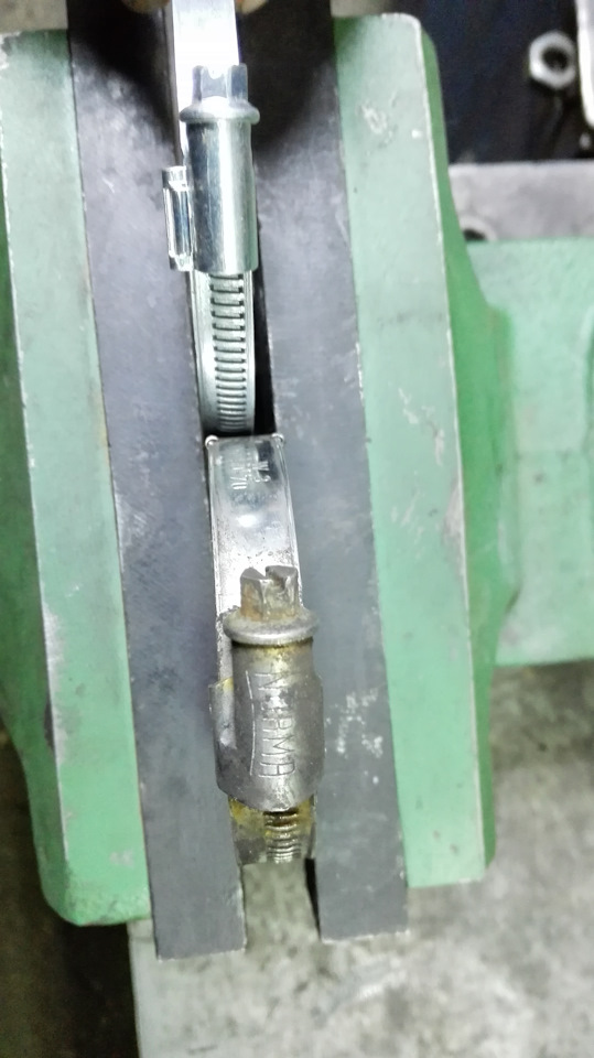 Подтекает верхний патрубок радиатора.( — Volvo S80 (1G), 2,4 л, 2003 ...