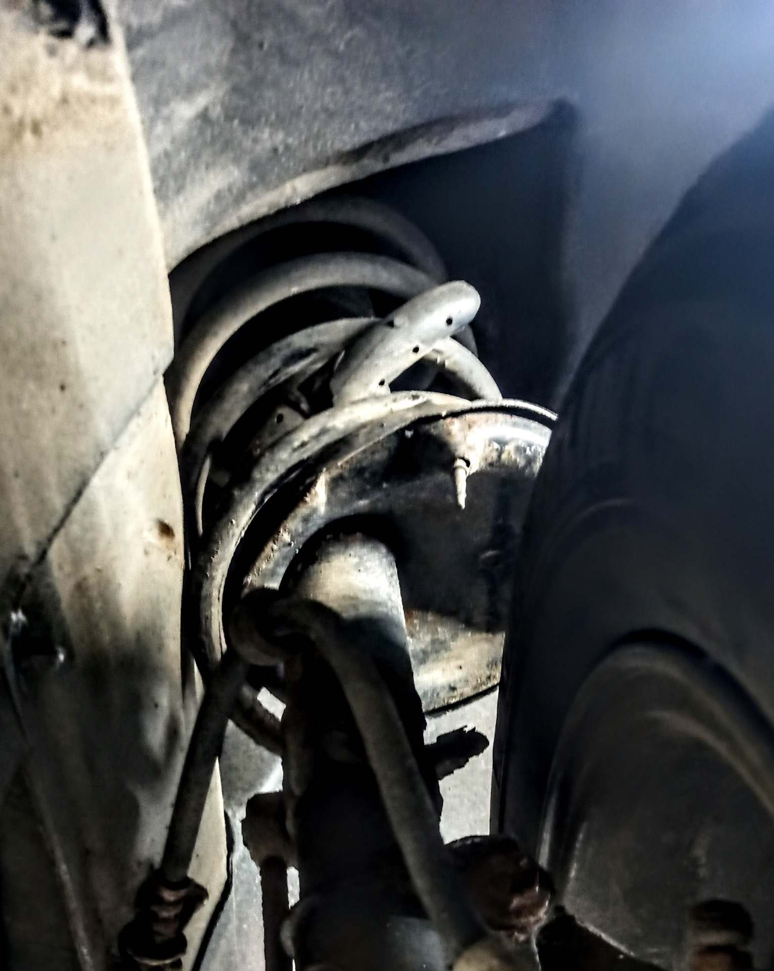 #33 Лопнула пружина амортизатора — Volvo S60 (1G), 2,4 л, 2008 года ...