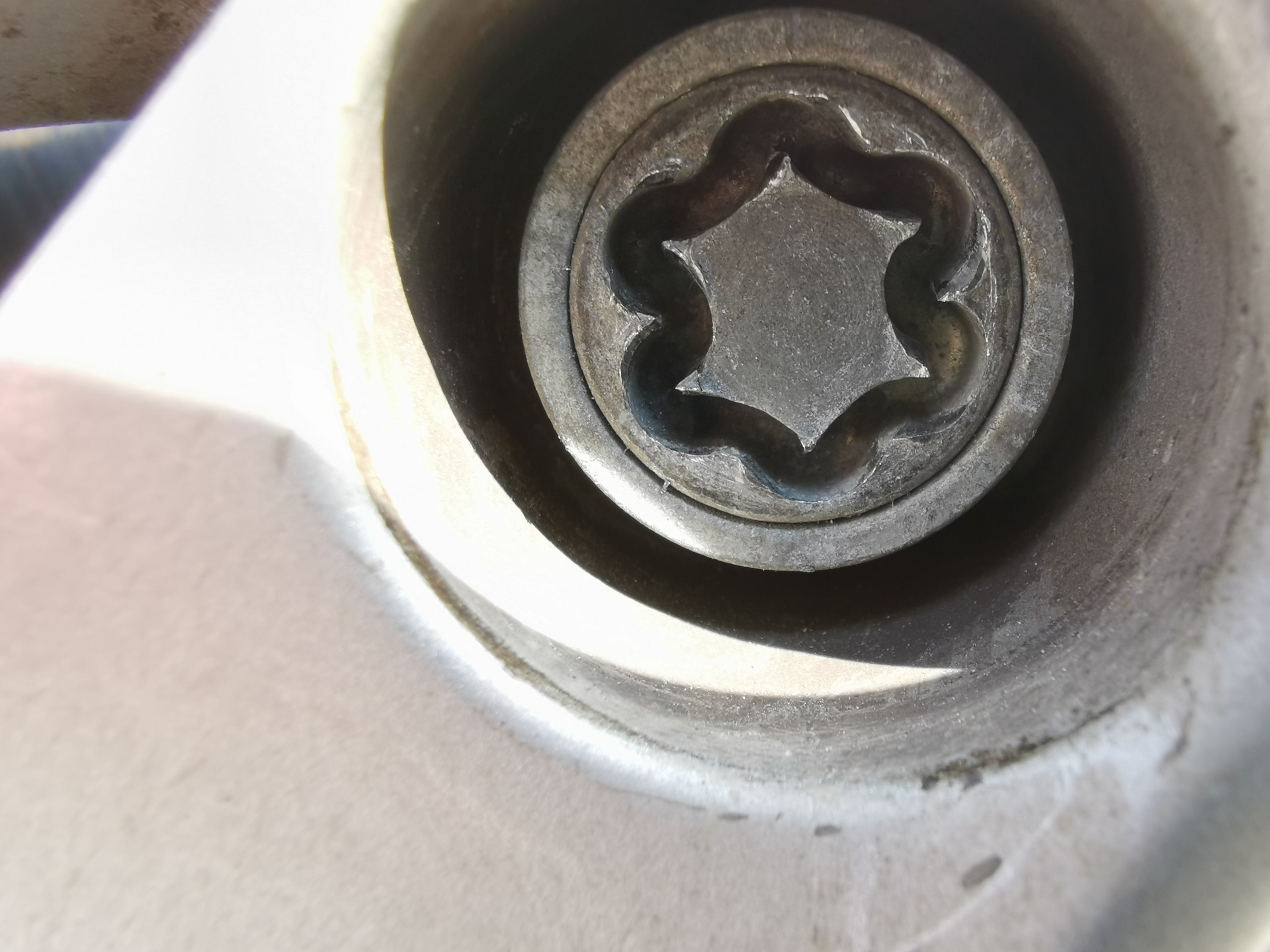 Снятие секреток при потере или повреждении съемника — Volkswagen Golf ...