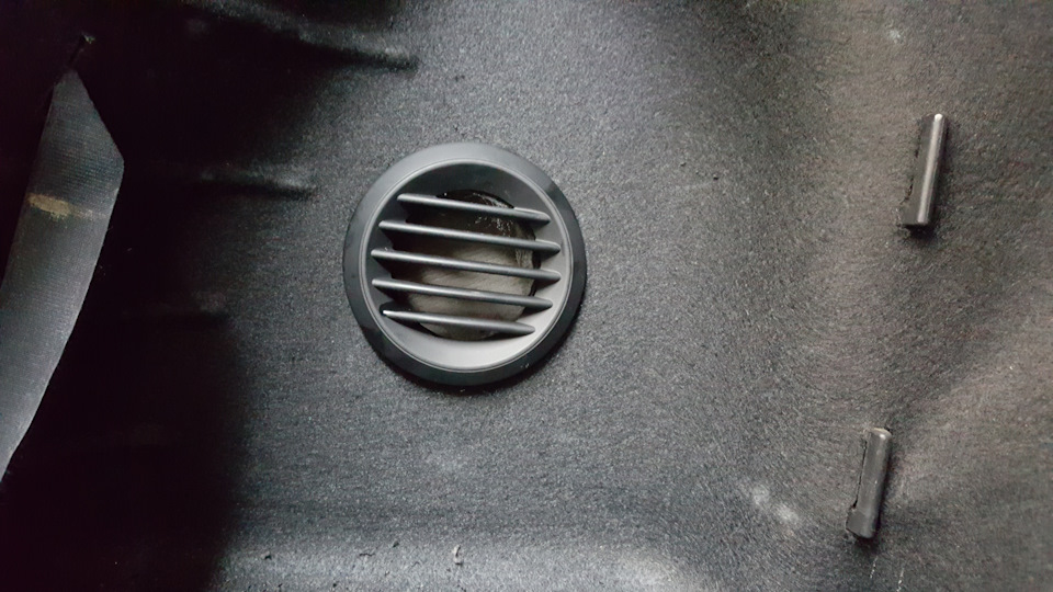 Вентиляционные отверстия в двери. Вентиляционные отверстия гольф 6. Hyundai Solaris 2014 решетка воздуховода. Вентиляционная решетка багажника w211.