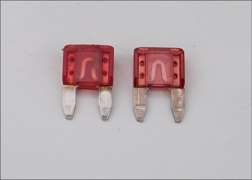 Предохранитель 80а автомобильный. Тепловой предохранитель на 20 ампер. Как выглядит неисправный предохранитель в авто. Предохранитель 10а автомобильный qashqai. Как понять что предохранитель перегорел.