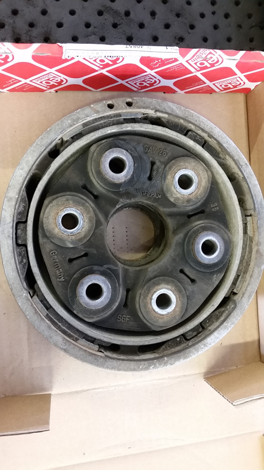 Передняя муфта кардана тигуан. Тепловой кожух кардана тигуан 1. Муфта карданного вала тигуан. Тепловой кожух кардана тигуан 1. Эластичная муфта тигуан 2013 года.