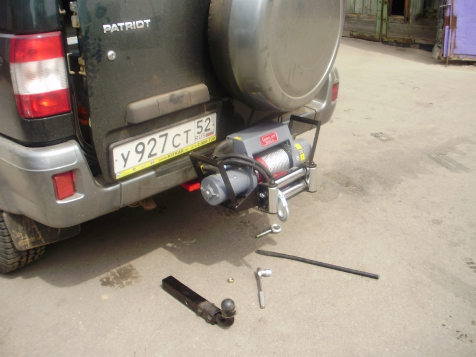 Лебедка под квадрат. Лебёдка электрическая под квадрат 12v на УАЗ Патриот. Лебедка для УАЗ на фаркоп. Съемная лебедка на УАЗ Хантер под американский квадрат. Съемная лебедка под квадрат на Прадо 95.