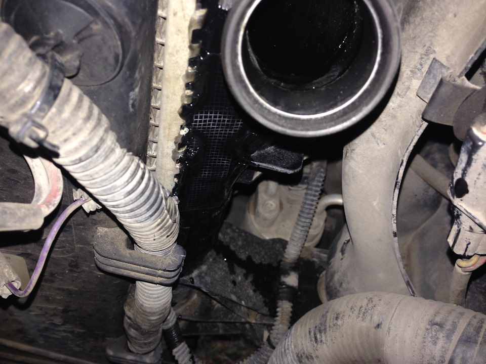 Подтекает верхний патрубок радиатора.( — Volvo S80 (1G), 2,4 л, 2003 ...