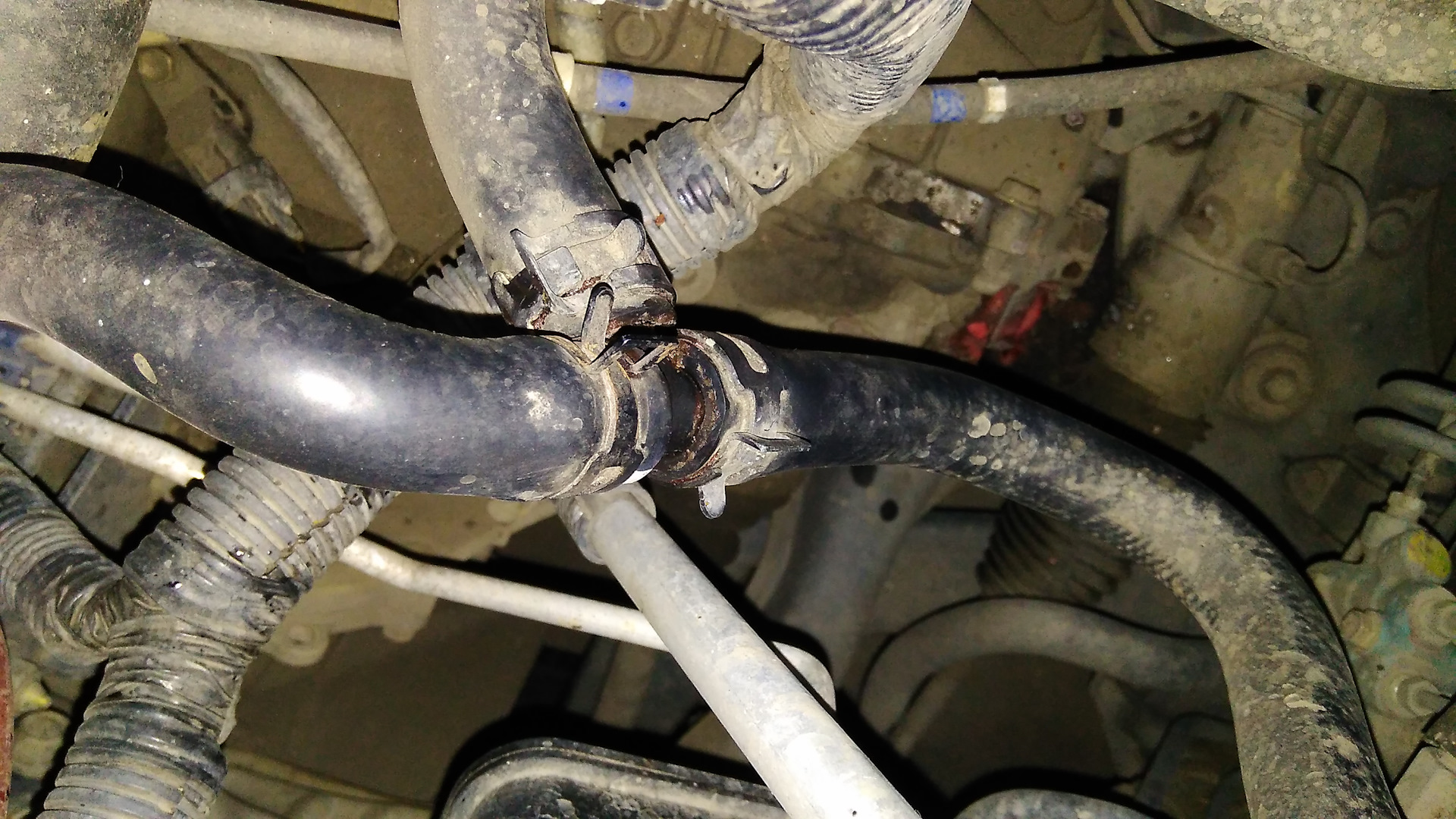 Теплообменник рено дастер 2. Фольксваген гольф 3 прокладки антифриз. Подтеки масла volvo 940. Фланец блока антифриза пассат б5. Потек б.