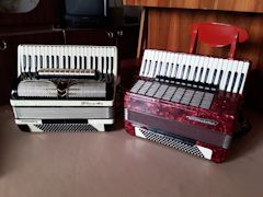 мастика для баяна рецепт. 3MAAAgPMnuA 240. мастика для баяна рецепт фото. мастика для баяна рецепт-3MAAAgPMnuA 240. картинка мастика для баяна рецепт. картинка 3MAAAgPMnuA 240. После того, как лайка высохла, можно заняться сборкой клапанов. Для этого нужно взять двусторонний скотч на вспененной основе, толщиной не менее 1 мм. Следует обратить внимание на то, что брать скотч можно лишь канцелярский; есть масса специализированных клейких лент, например таких, которыми клеят моулдинги на автомобили, этот скотч не подойдет, так как, по истечению некоторого времени, он полимеризуется (твердеет) и теряет аммортизационные свойства. Процедура наклейки предельно простая, основное требование – чтобы скотч и лайка не выступали за края клапанной пластинки. После этого устанавливаем клапана на рычаги.