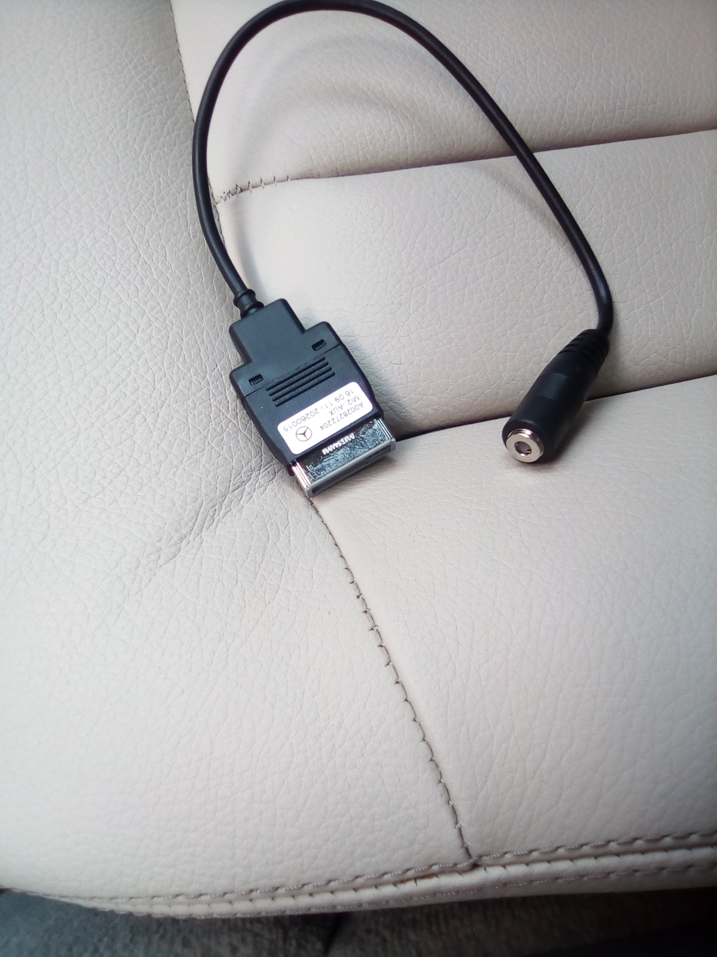 Аукс мерседес. Aux Мерседес 164. W211 USB адаптер. Aux разъем в Mercedes gl450. Aux кабель Mercedes-Benz gl 164.