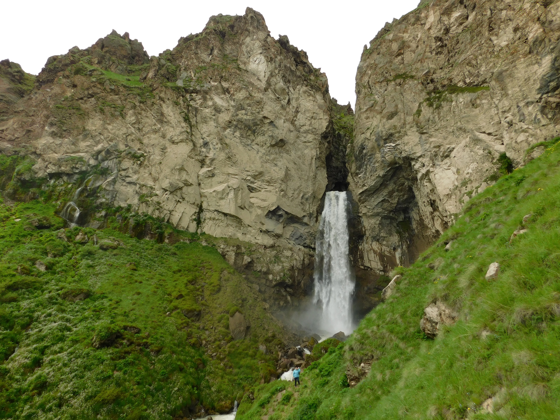 Каракая суу водопад. Водопад Джилы Су. Водопад Каракая Су Кабардино-Балкария. Водопад Каракая Су Джилы Су.