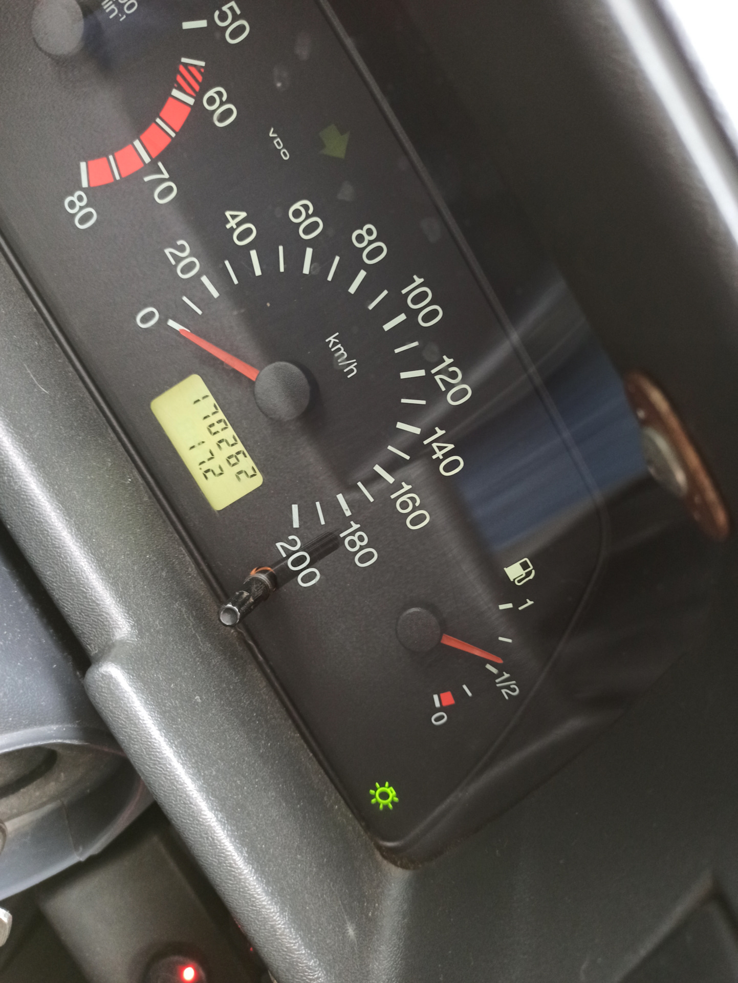 Правый задний габарит в пол накала и мигает вместе с поворотником ...