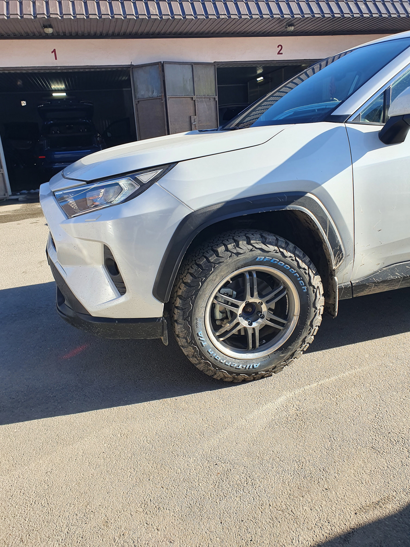 Установка шин 235/65R17 А/Т — Toyota RAV4 (5G), 2 л, 2021 года | шины |  DRIVE2