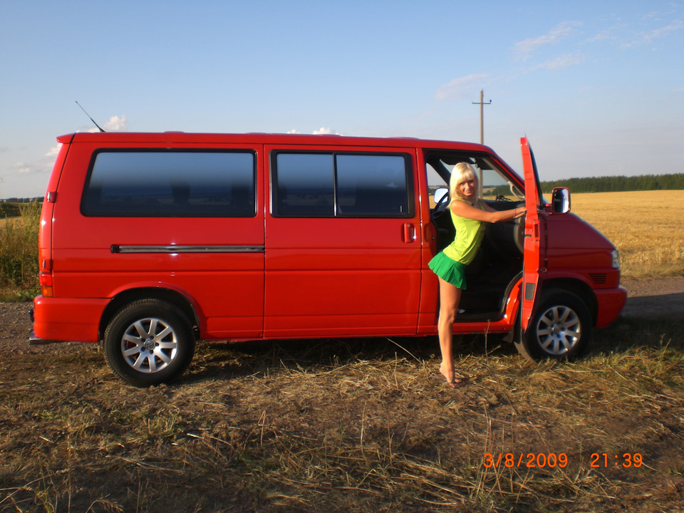 Копршива бусе. Фольксваген т4 красный. VW Multivan t4 girl. Фольксваген Транспортер т4 красный. Т4 Фольксваген рыжий.