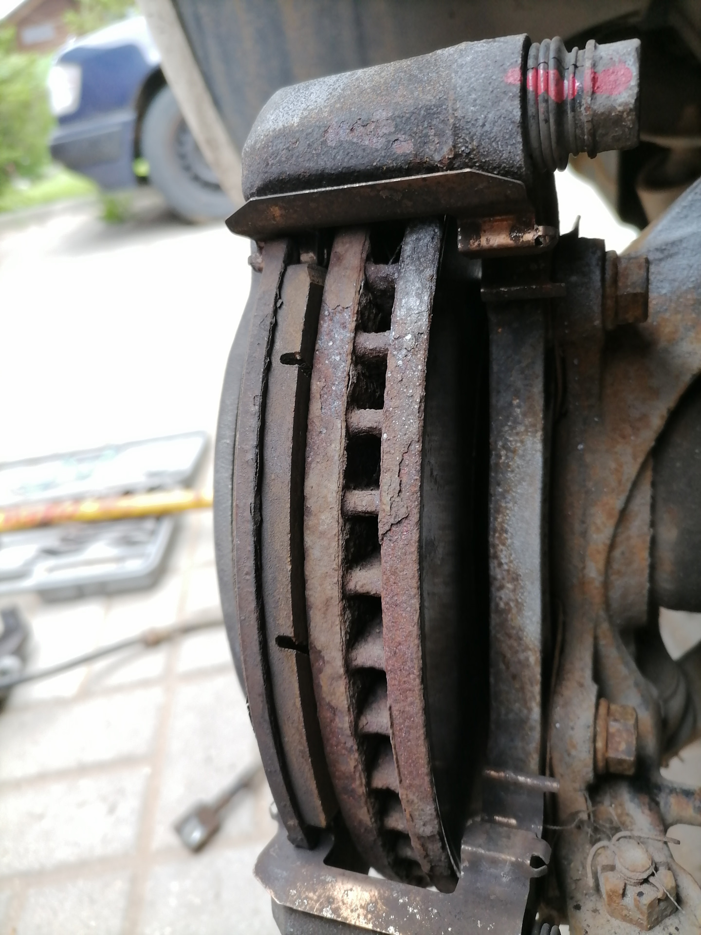 Суппорт, а точнее скоба 2 — KIA Carens III, 2 л, 2010 года | запчасти ...