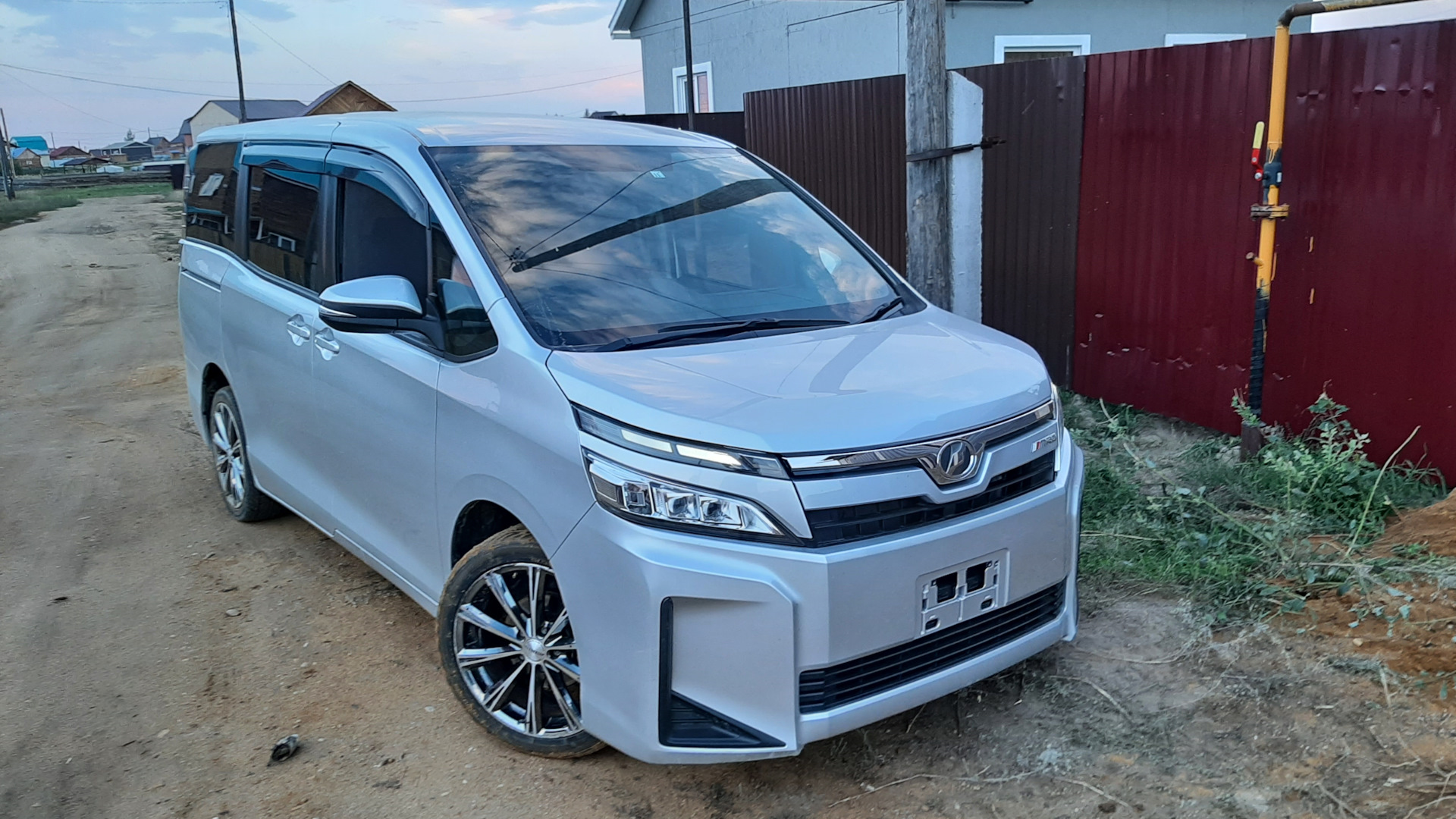 Toyota Voxy 3