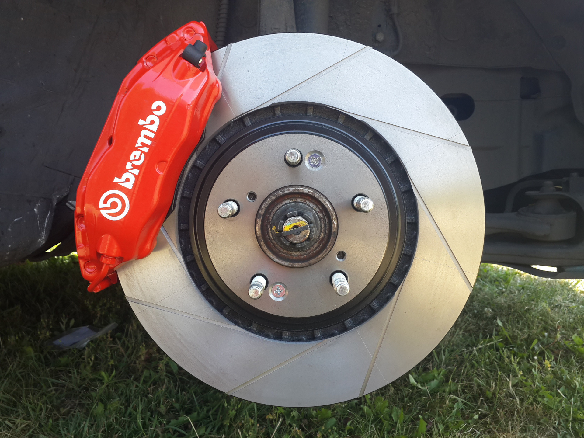 Тормоза санта. BREMBO тормоза Santa Fe 4. Хундай i30тормозная система. Тормозные диски на Хендай Соната. Hyundai Santa Fe 3 суппорта BREMBO.