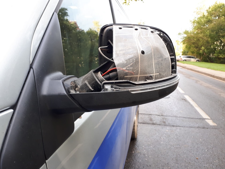 Ремонт зеркал автомобиля. Боковое зеркало на Фольксваген Транспортер т5 2010 года. Volkswagen t5 зеркало правое.