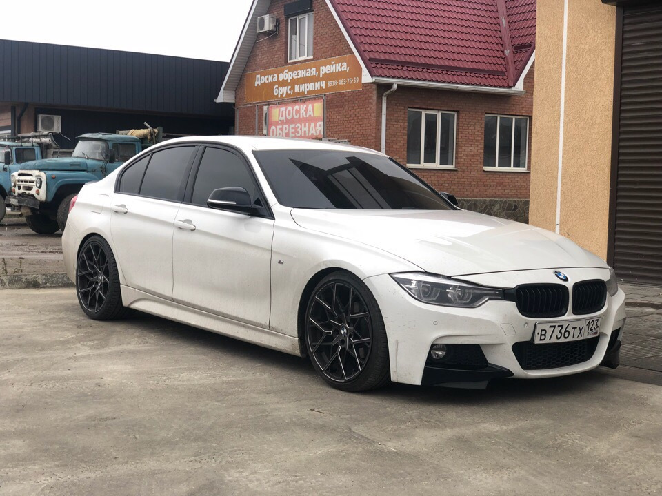 БМВ f30 белая с черной крышей