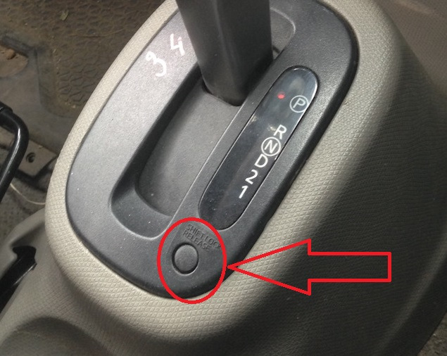 Акпп ниссан ноут е11. Ниссан ноте е11 коробка автомат. Nissan Tiida кнопка на коробке передач автомат. Переключатель блокировки дверей Nissan Note. Кнопка селектора АКПП Ниссан нот.