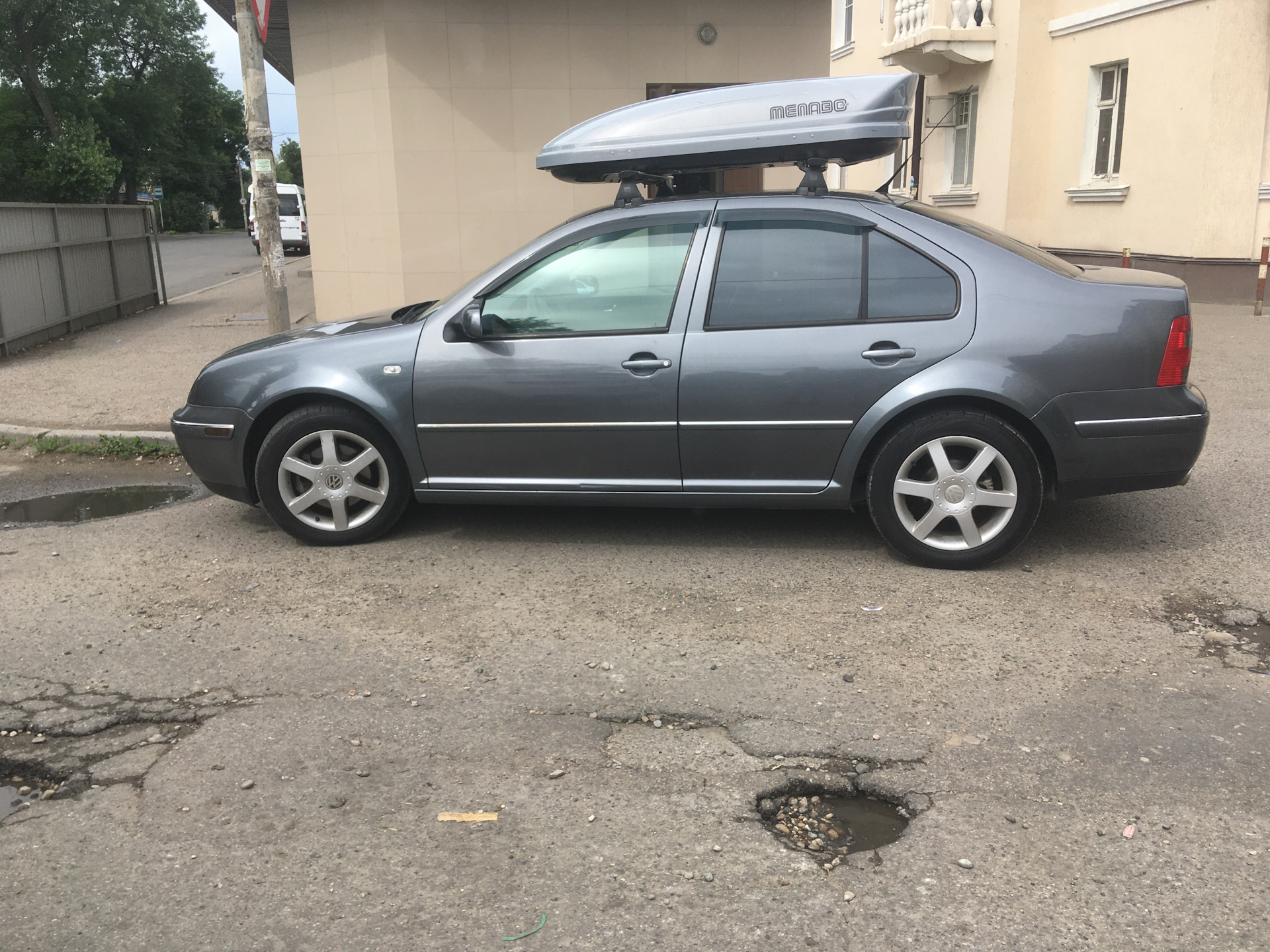 Thule Dynamic L 900 — Автобагажник — Volkswagen Passat Variant (B6), 2 л,  2005 года | аксессуары | DRIVE2