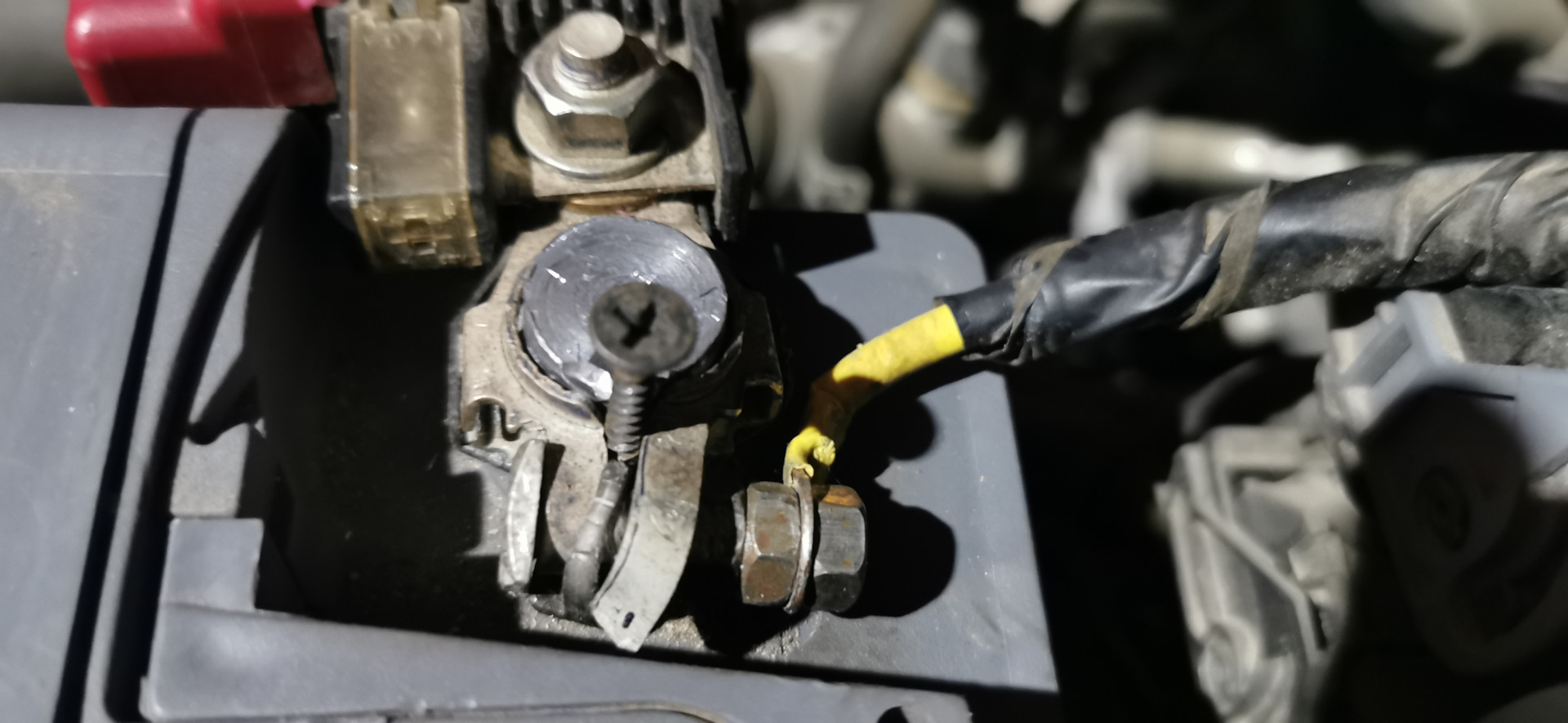 Клемма плюсовая аккумулятора ниссан кашкай j11. Клемма аккумулятора кашкай. Клемма аккумулятора плюсовая nissan x-trail t31. Клемма плюсовая nissan x trail 32. Клеммы аккумуляторные у nissan qashqai.