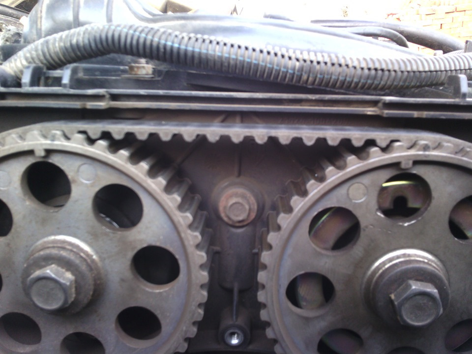 Метки грм приора 16. Выставить метки приора. Приора метки грм 16кл. Приора метки грм 16кл. Метки грм приора 8 клапанная.