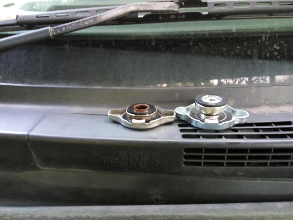 Крышка радиатора, фильтра. — Toyota bB (NCP30), 1,5 л, 2002 года ...