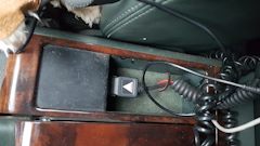 Авто с двумя телефонами в подлокотнике 66AAAgESTeA 240