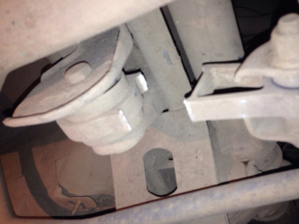 Сломанная опора двигателя. Лопнула опора ДВС Рено Логан. Лопнула нижняя опора двигателя. Сломалась пополам нижняя опора двигателя на Рено