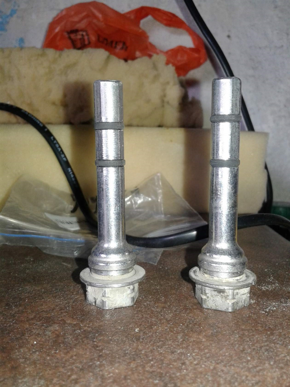 Замена скоб и направляшек передних суппортов. - Lada Ларгус, 1,6 л, 2013 года за