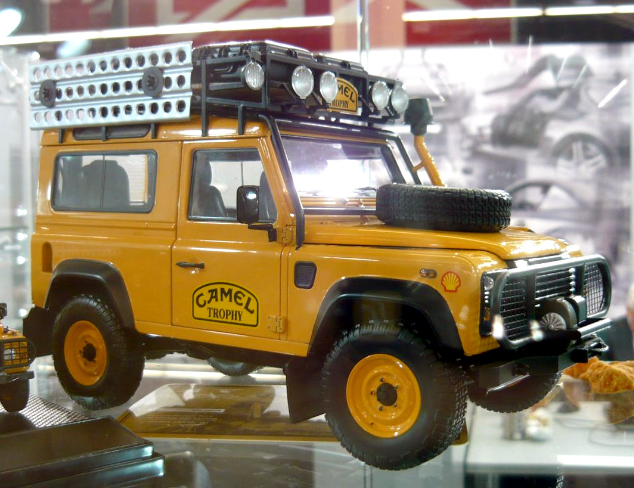 Defender real. Кэмел трофи 1983. Land-Rover 109 Camel Trophy. Land Rover 110 1/18. Land Rover 110 Black almost real 1:18.