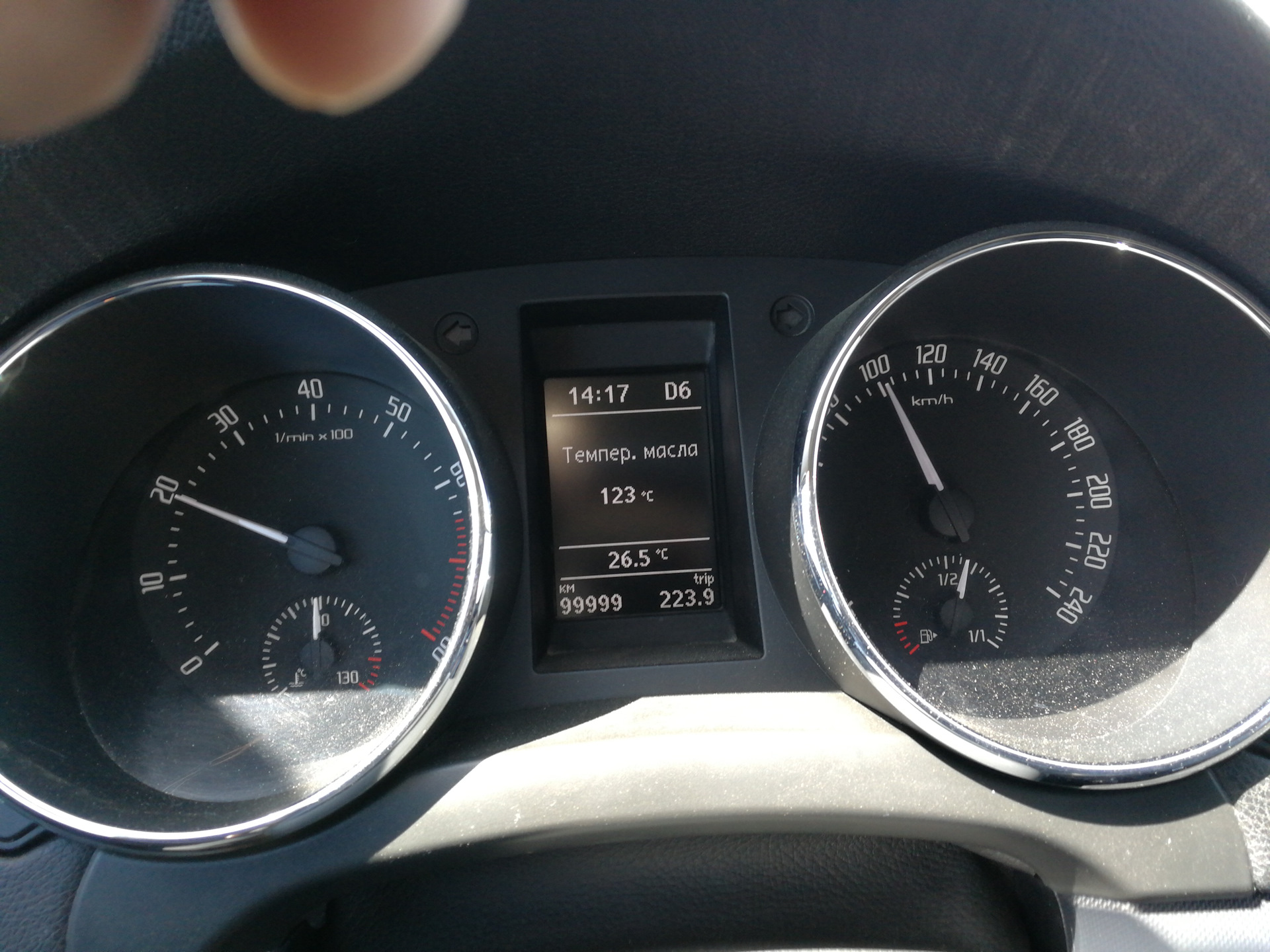 Температура масла шкода. Температура масла шкода. 8 tsi темп масла на maxi dot. Объем масла шкода скаут 1. Octavia a5 maxidot.