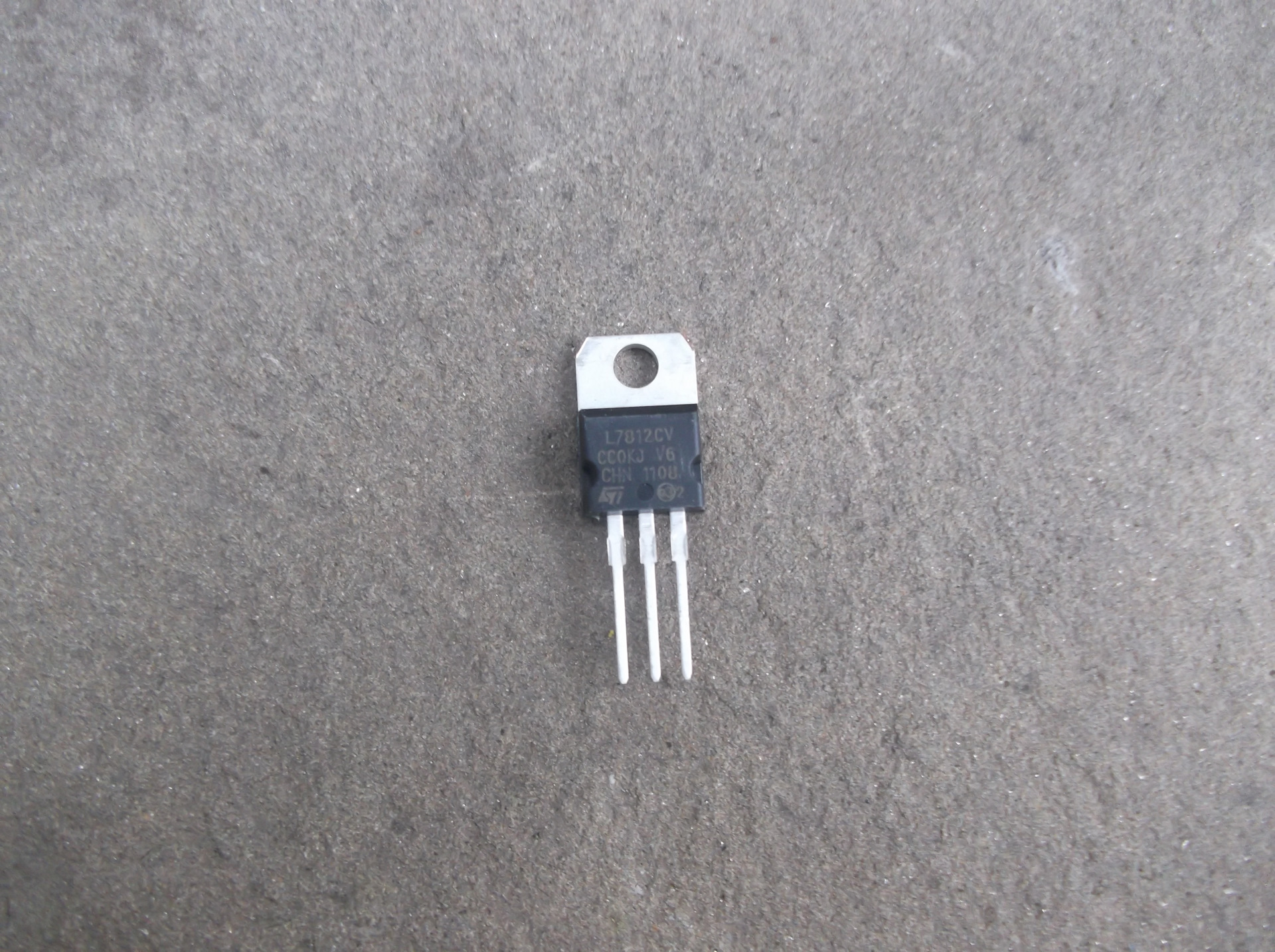 Ic 7812. Стабилизатор l7812 даташит. 7812 стабилизатор схема включения. Микросхема l7812cv-dg. Микросхема 7812cv.