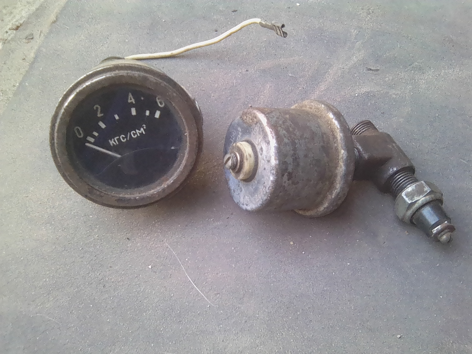 Датчик прибора устанавливают. Датчик прибора устанавливают. Указатель уровня топлива defi. Defi oil press. Сенсор давления масла defi.