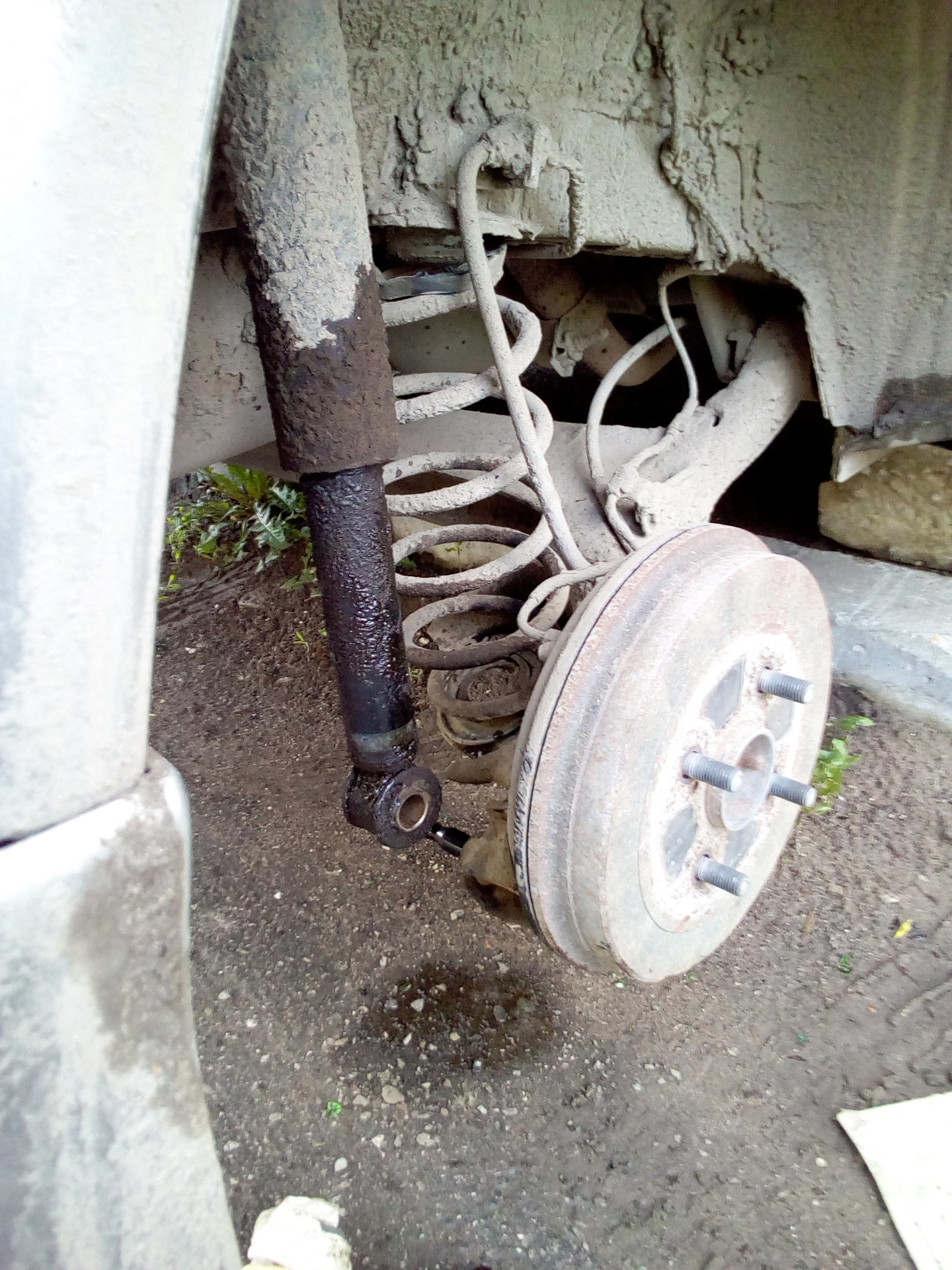 Замена амортизатора тойота рав 4. Задние амортизаторы тойота рав 4 3 поколения. Втулка амортизатора тойота рав 4 3 поколения. Передние стойки тойота сиенна. Задний амортизатор тойота noah.